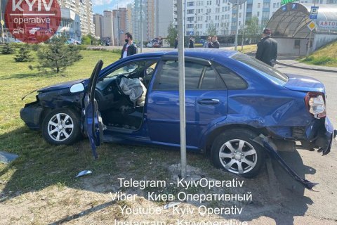 ​В Киеве водитель BMW насмерть сбил пожилую женщину и влетел в другое авто