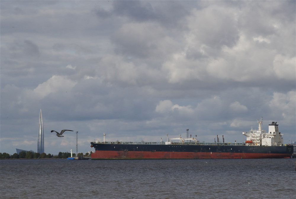  Нафтовий танкер проходить повз бізнес-вежу Лахта-центр, штаб-квартиру російської енергетичної корпорації «Газпром», Санкт-Петербург, 20 вересня 2022 р. 