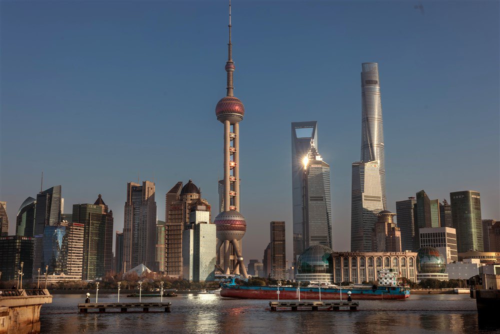 Вантажне судно пливе річкою Хуанпу в Шанхаї, 4 січня 2023 року. У 2022 році Шанхайський порт визнано лідером за кількістю перевезень у світі, 13-й рік поспіль.