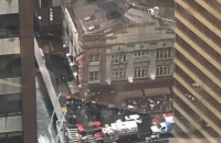 В Нью-Йорке вертолет врезался в небоскреб, пилот погиб