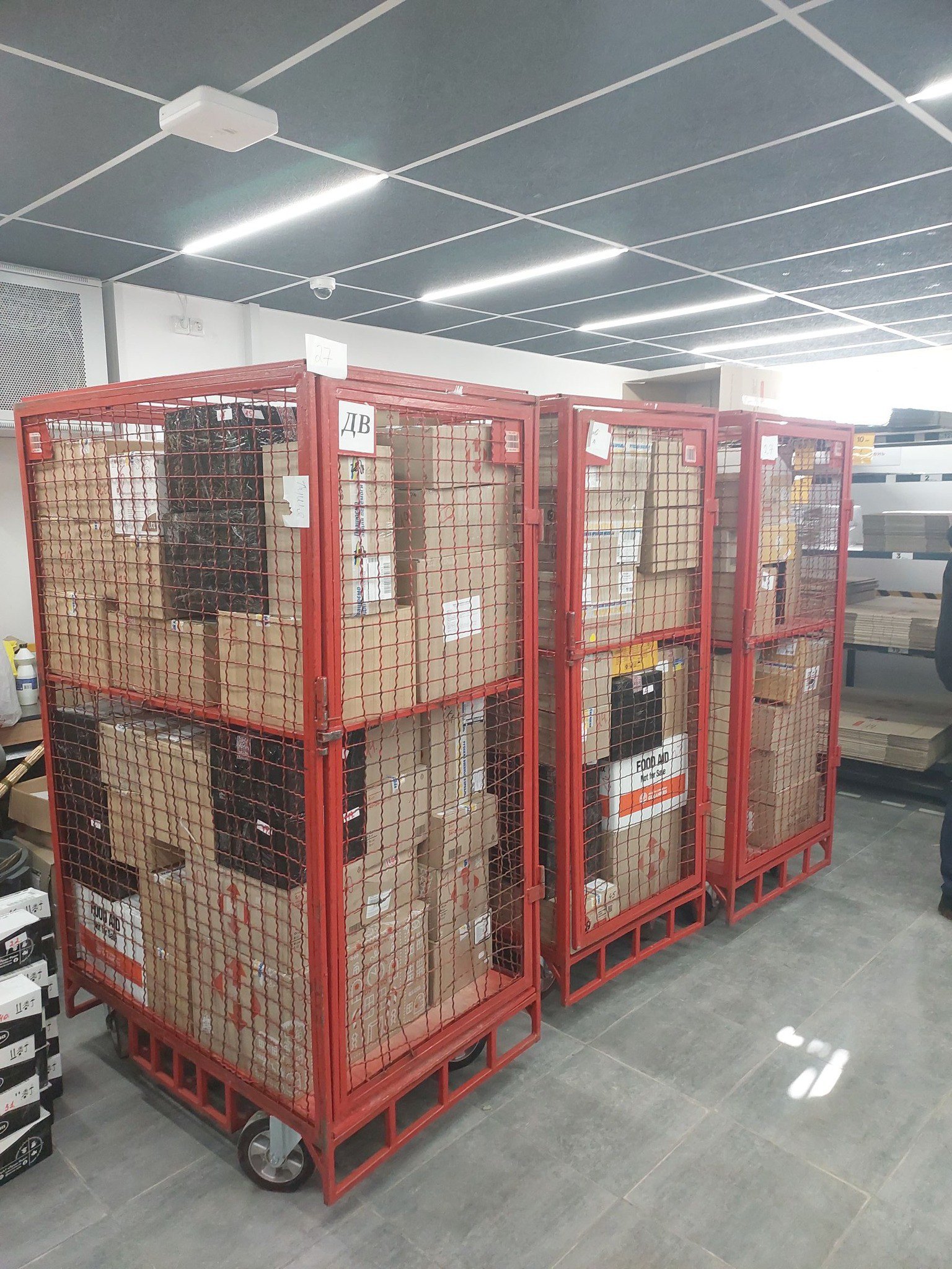 Щотижня волонтери відправляють десятки посилок &quot;Новою поштою&quot;