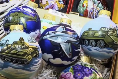 В Москве продают новогодние игрушки с изображением военной техники
