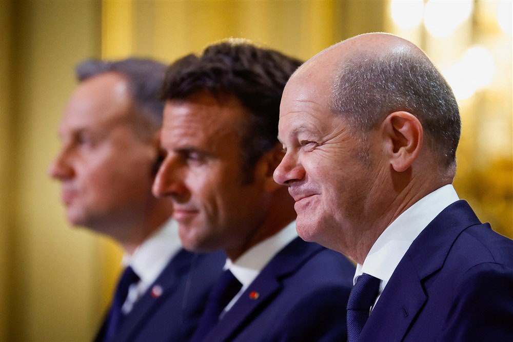 Президент Франції Емманюель Макрон, канцлер Німеччини Олаф Шольц і президент Польщі Анджей Дуда під час саміту Веймарського трикутника в Єлисейському палаці в Парижі, 12 червня 2023 р.