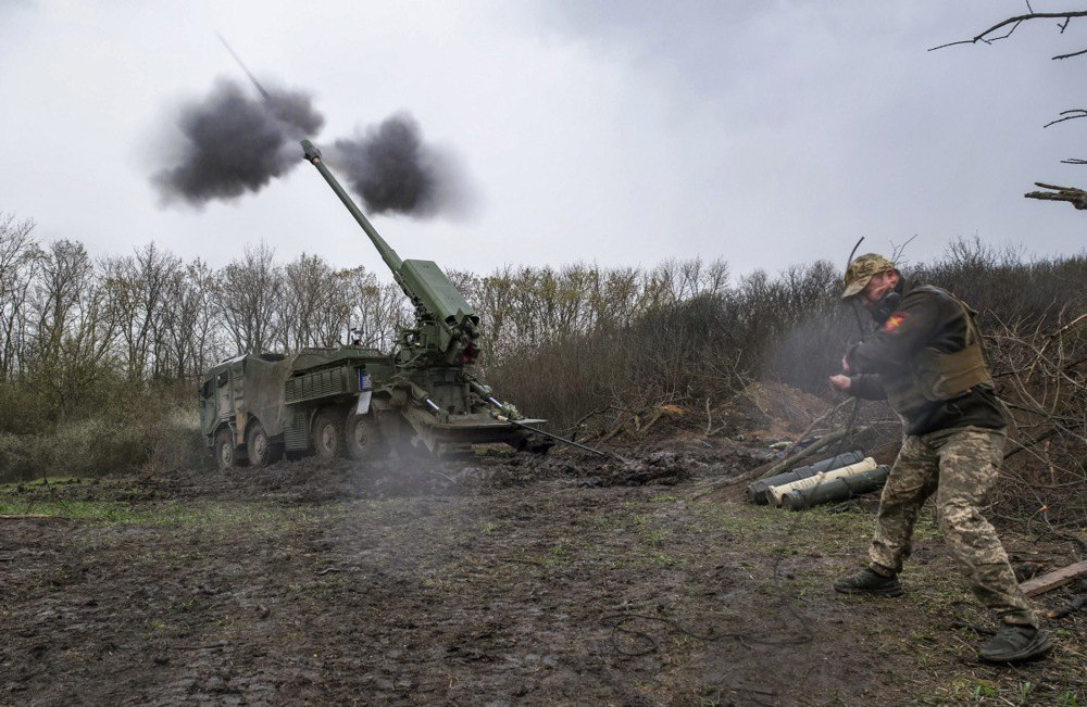 Бійці 44 окремої механізованої бригади ЗСУ ведуть вогонь з колісної самохідної гаубиці 2С22 «Богдана» поблизу лінії фронту в Запорізькій області, 5 квітня 2025 р.