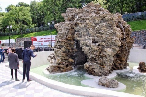 Туристи вивели з ладу фонтан у Стамбульському парку Одеси, закидавши його монетами
