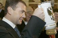 Медведев приравнял пиво к алкоголю