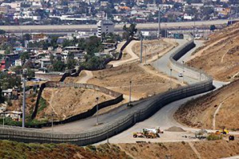 США почали будувати прототипи стіни на кордоні з Мексикою