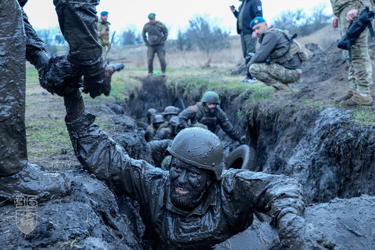Морпіхи 36 окрема бригада морської піхоти під час подолання смуги перешкод