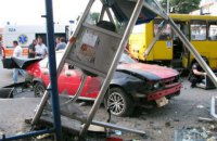 У Києві Opel врізався в зупинку, загинула жінка