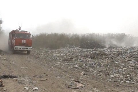 Спасатели вторые сутки тушат пожар на свалке в Закарпатской области