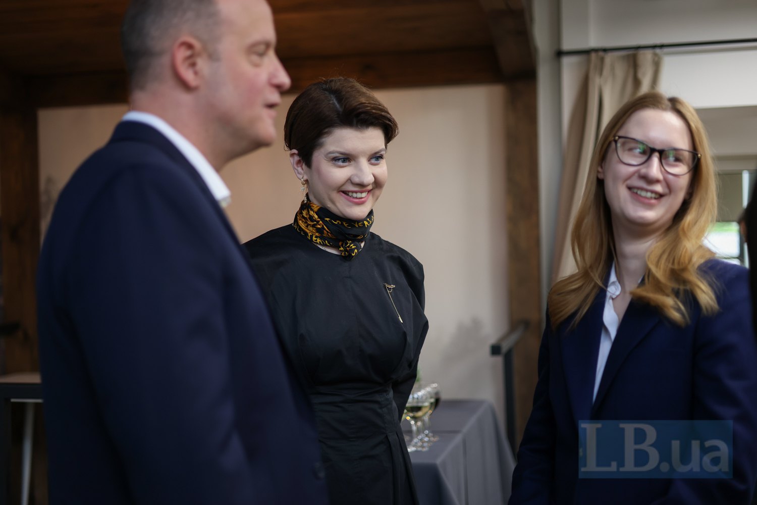 нардепка Роксолана Підласа (праворуч), заступниця голови НАБУ Поліна Лисенко( в центрі) <em>і</em> Директор INL Річард Сондерс