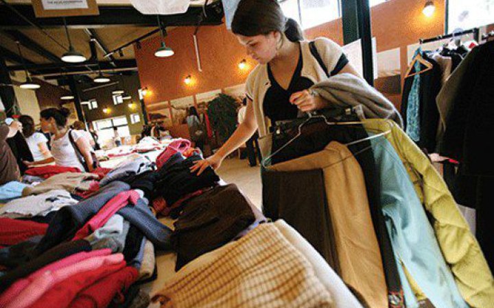 Дерматологиня пояснила, чи варто боятися речей із секонд-хенду