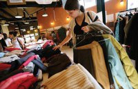 Дерматологиня пояснила, чи варто боятися речей із секонд-хенду