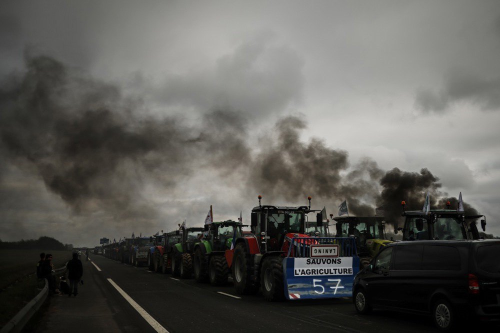 Фермери на тракторах блокують рух на автомагістралі у Жоссіньї на схід від Парижа, 30 січня 2024 р.