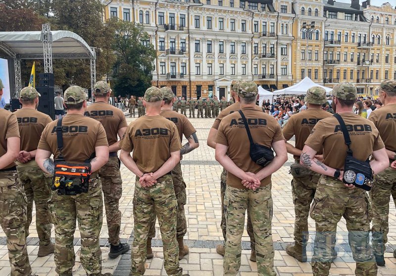 Бійці «Азову» під час відкриття виставки.