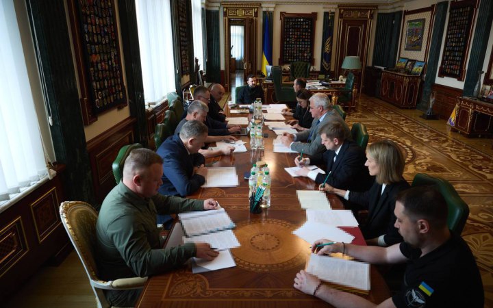 Зеленський розпорядився посилити тиск на тіньовий флот РФ і синхронізувати санкції України та партнерів