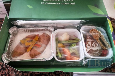 "Укрзализныця" презентовала обновленное питание в поездах Интерсити и летние маршруты