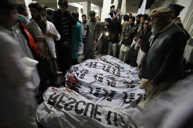 Тела погибших при нападении на университет в Пакистане