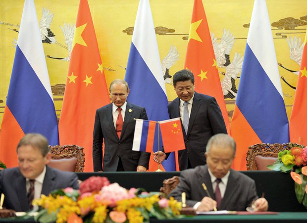 Президент России Владимир Путин и председатель КНР Си Цзиньпин на церемонии подписания в Большом зале народных собраний в
Пекине, Китай, 03 сентября 2015 г