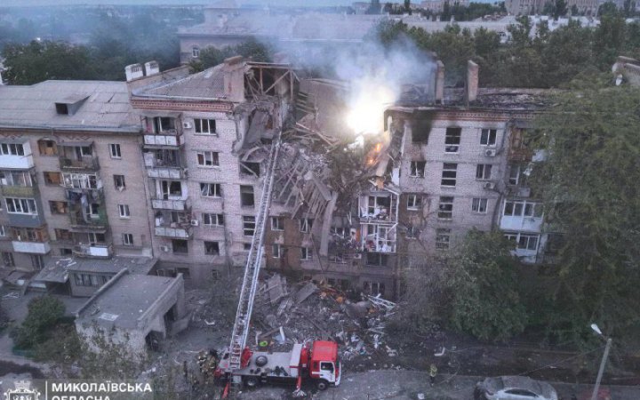 У Миколаєві з-під завалів дістали тіло загиблої через атаку РФ жінки