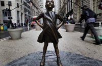 Навпроти атакуючого бика на Уолл-стрит встановили статую сміливої дівчинки