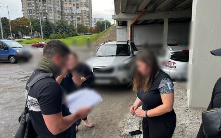 У Києві жінка передавала фсб рф місця дислокації ЗСУ: зрадницю затримали "на гарячому"