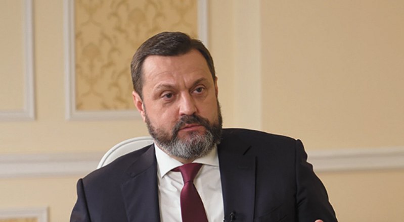 Андрій Деркач – випускник Академії Федеральної служби безпеки Росії, колишній депутат Верховної Ради України, а тепер сенатор РФ