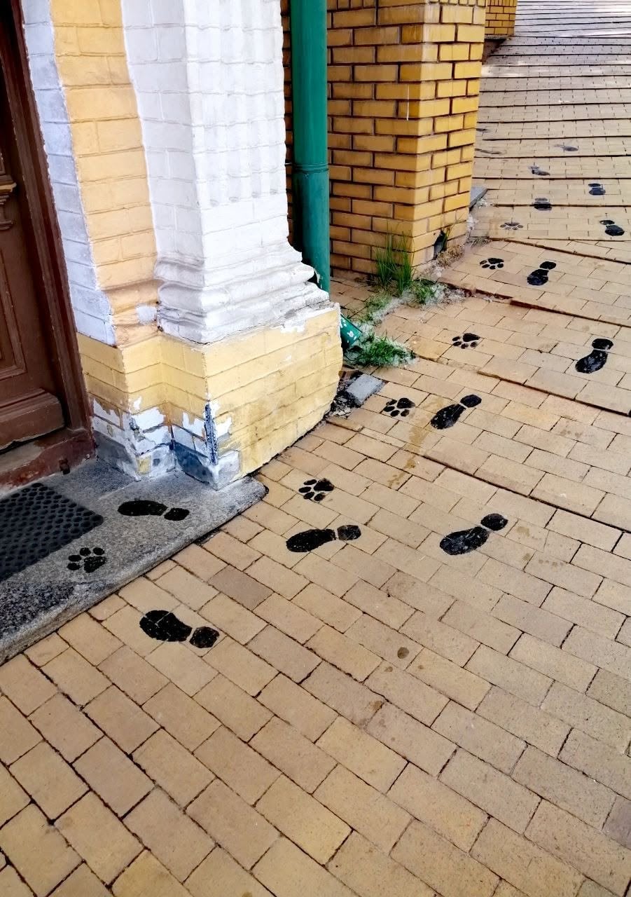 Музей Булгакова проілюстрував жартівливим знімком демонтаж пам’ятника 