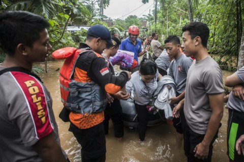 На индонезийский остров Ява обрушилась буря: 19 погибших
