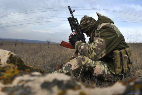 Військовий загинув, сімох поранено за добу на Донбасі