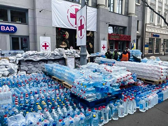 Одесити зібрали воду для жителів Миколаєва. 