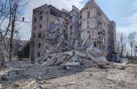 Унаслідок ворожих обстрілів Донеччини пошкоджені готель і будівля суду, є загиблий