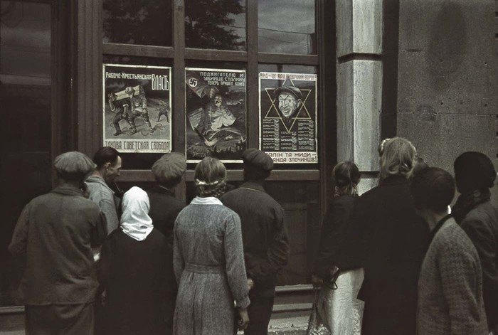 Плакати з німецькою прогагандою в окупованому Харкові