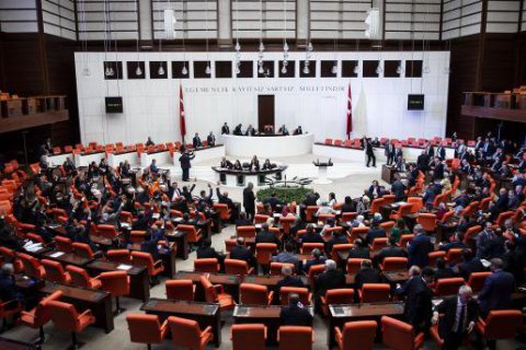 Парламент Туреччини проголосував за проведення дострокових виборів