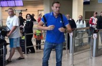 ​Навального закидали сардельками в московском аэропорту
