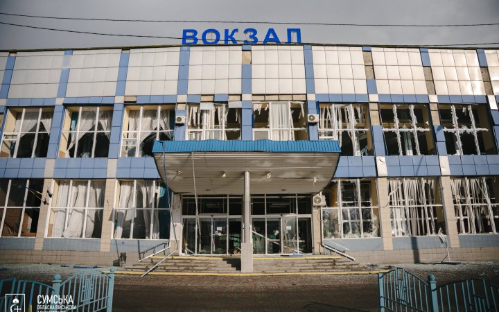 Внаслідок удару росіян не працюють каси на вокзалі у Сумах