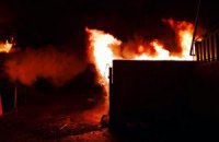 В Киеве на Радужном массиве сожгли строительный забор и будку