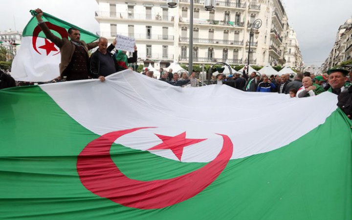 Алжир попросив 12 співробітників французького посольства залишити країну