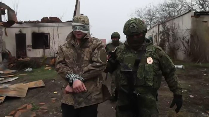 полонений боєць ЗСУ під конвоєм окупанта
