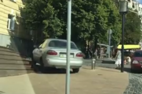 В Киеве водитель проехался по ступенькам Андреевской церкви, чтобы проскочить болларды