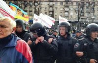 Милиция бросила дымовые шашки в митигующих у Киевсовета 