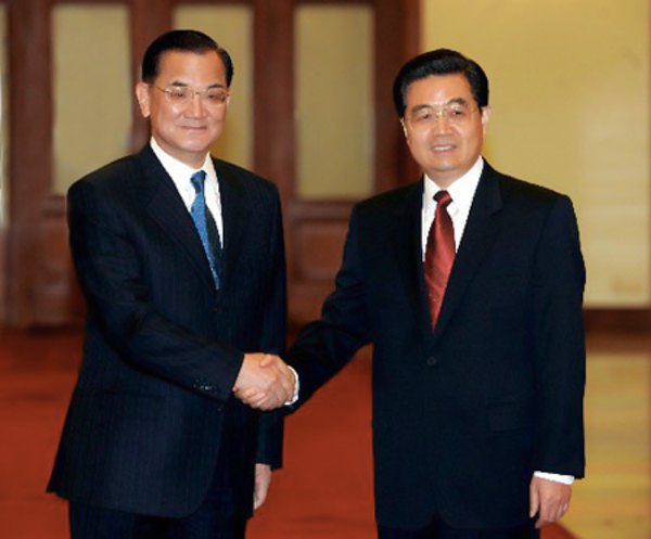 Генеральний секретар Центрального комітету КПК Ху Цзіньтао (праворуч) вітає голову партії Гоміньдан Лянь Чжань, який перебуває з візитом у країні, під час зустрічі в Пекіні, 29 квітня 2005 р.