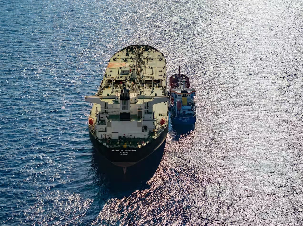 Танкер Prometheus Energy під прапором Маршаллових Островів, стоїть на якорі. 