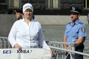 Одну из голодающих сотрудников "Киевхлеба" забрала скорая