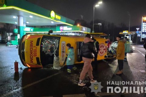 В Киеве произошла авария с участием "скорой", двое медиков получили травмы 