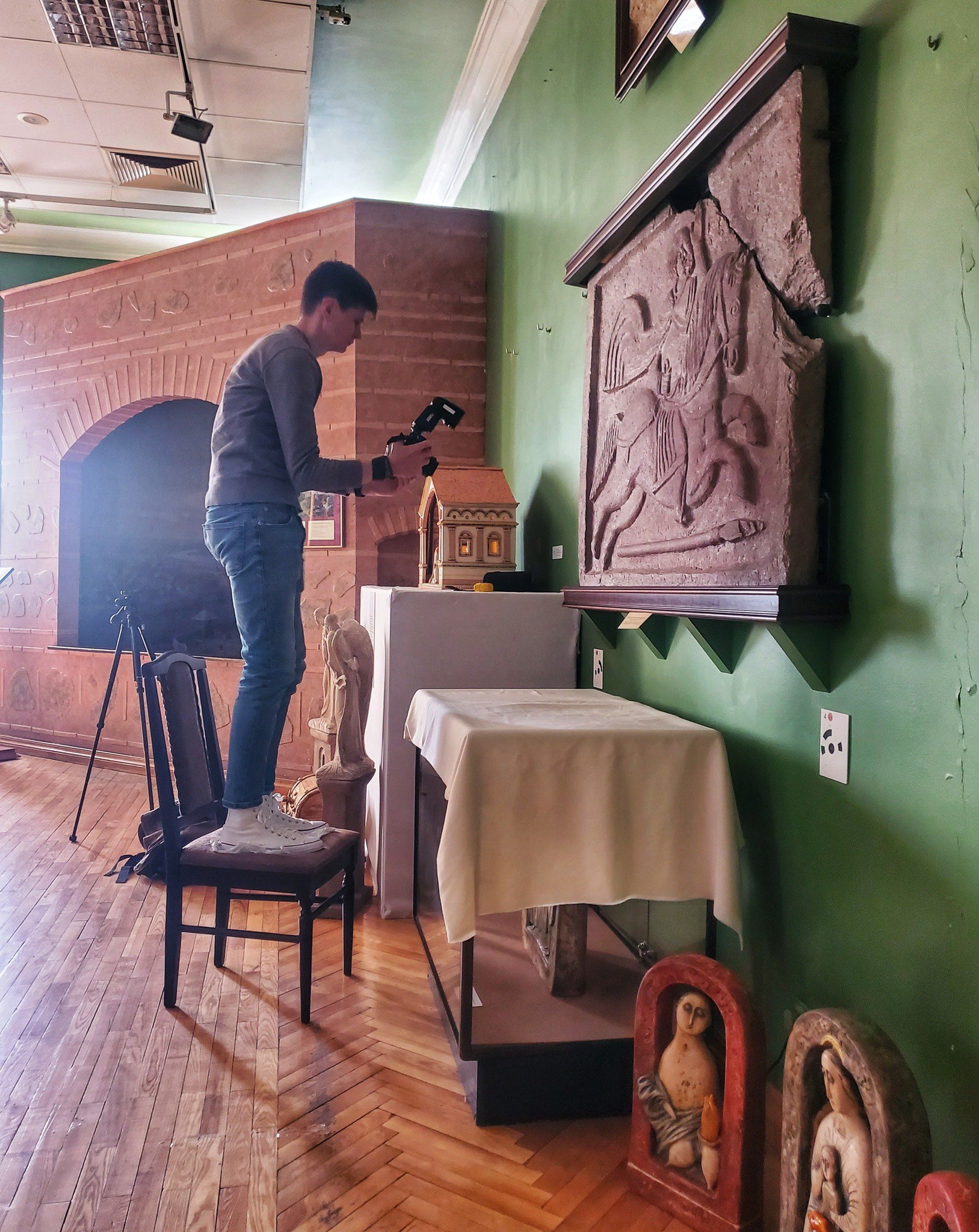 Андрій Яровий проводить оцифровування пірофілітового вершника у Михайлівському золотоверхому монастирі 