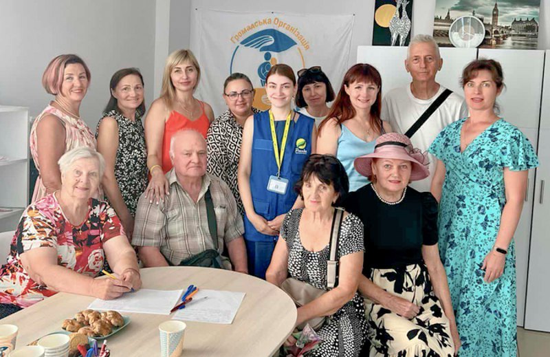 Марина Шевченко з відвідувачами заходу, влаштованого БФ Рокада спільно з 'Феніксом ОМ'