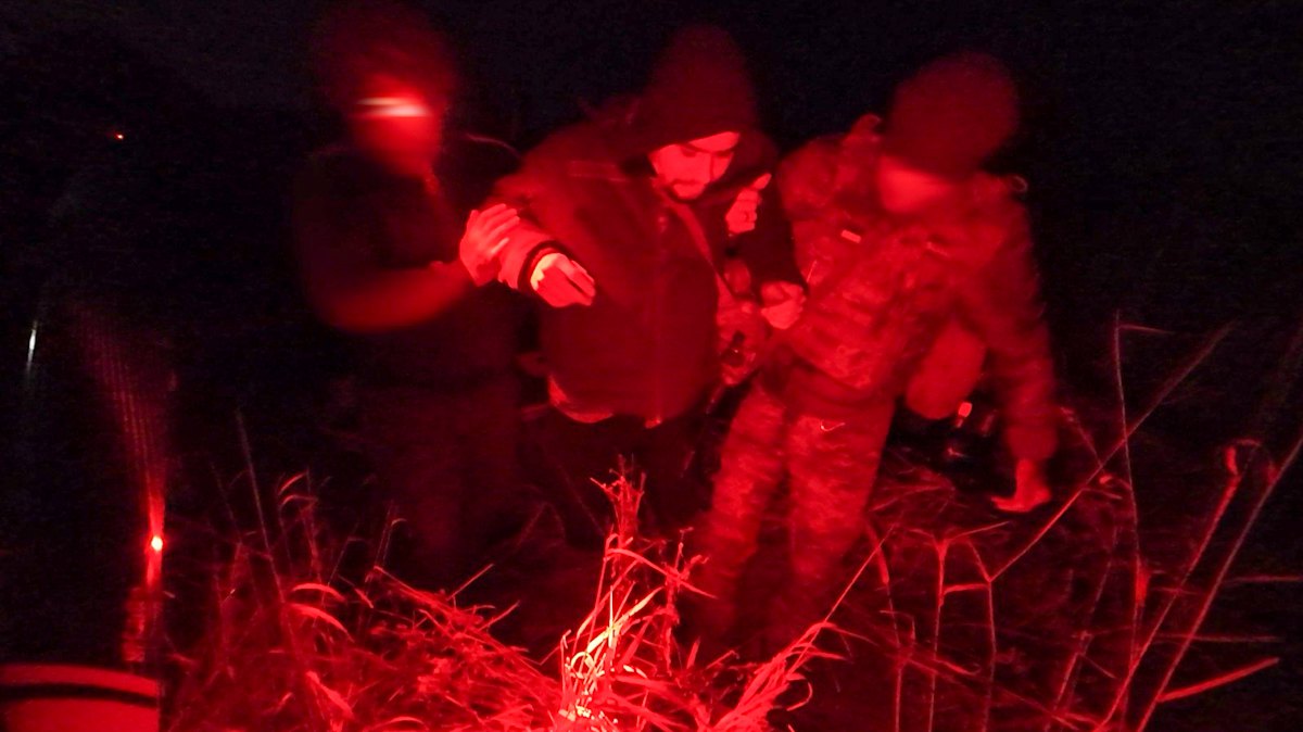 Побратими подомагають евакуйованому повітряним дроном 