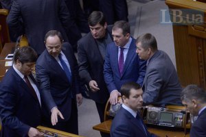 "Регіоналам" дозволили голосувати у вівторок на власний розсуд