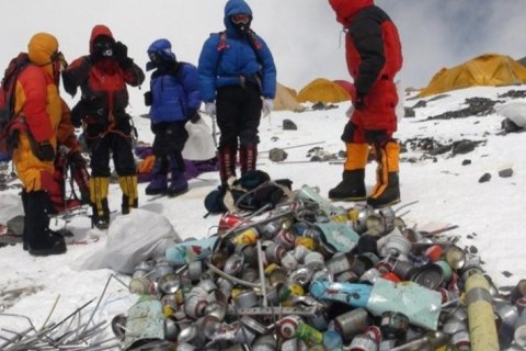 На Эвересте активисты за полтора месяца собрали 11 тонн мусора